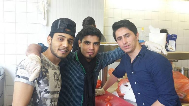 Read more about the article SPRINT-Schüler bereiten syrische und afghanische Köstlichkeiten in der Koch-AG zu