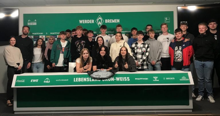 Read more about the article FOW 1-3 blickt zum Ende des Schuljahres 22/23 hinter die Kulissen des SV Werder Bremen